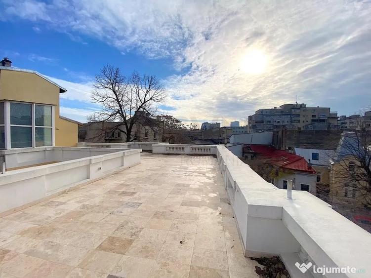 Casă cu 7 camere cu Canalizare în Romană