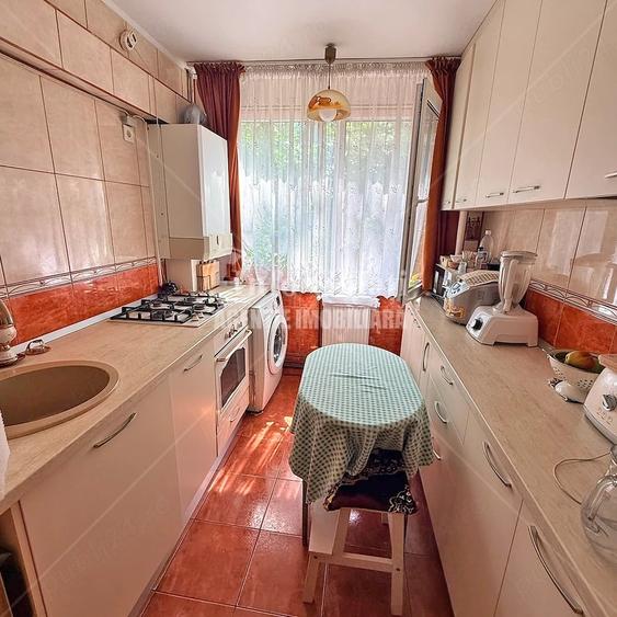 Apartament cu 4 camere semidecomandat în Micro 16