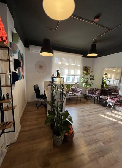 Apartament cu 4 camere semidecomandat, mobilat în Romană