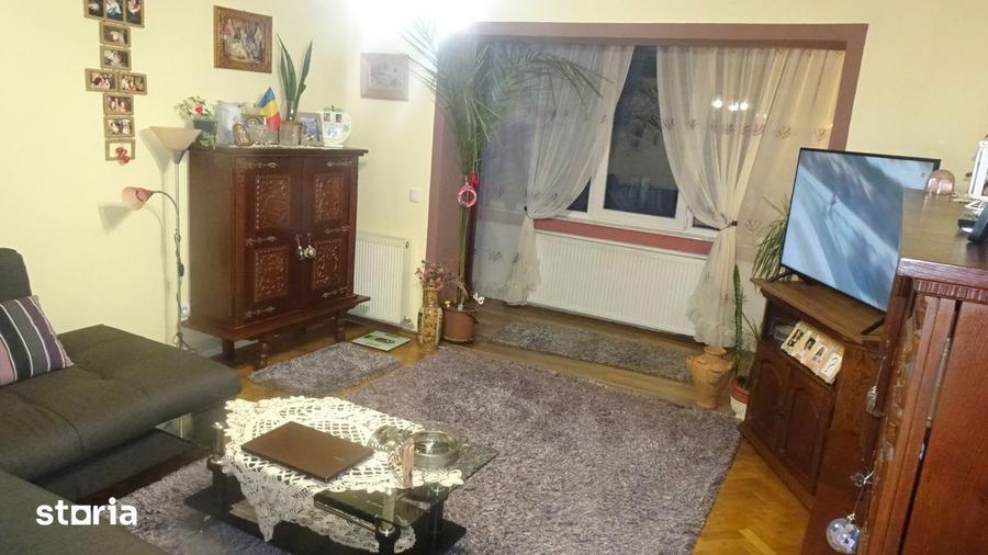 Apartament cu 3 camere decomandat în Scărișoara