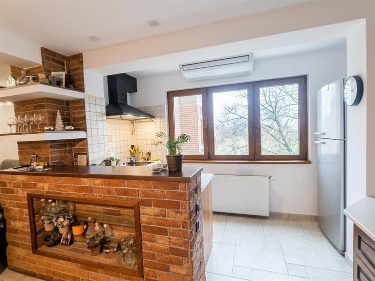 Apartament cu 4 camere decomandat în Central