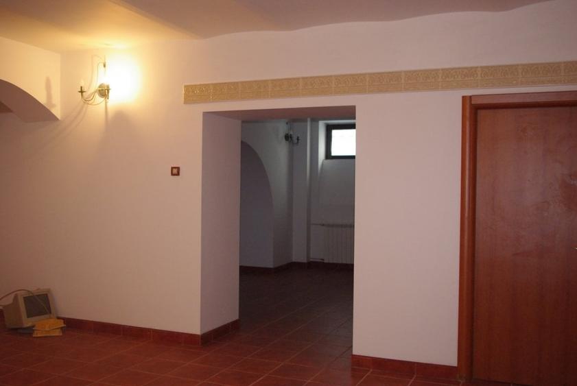 Casă individuală cu 17 camere cu Canalizare în Dacia