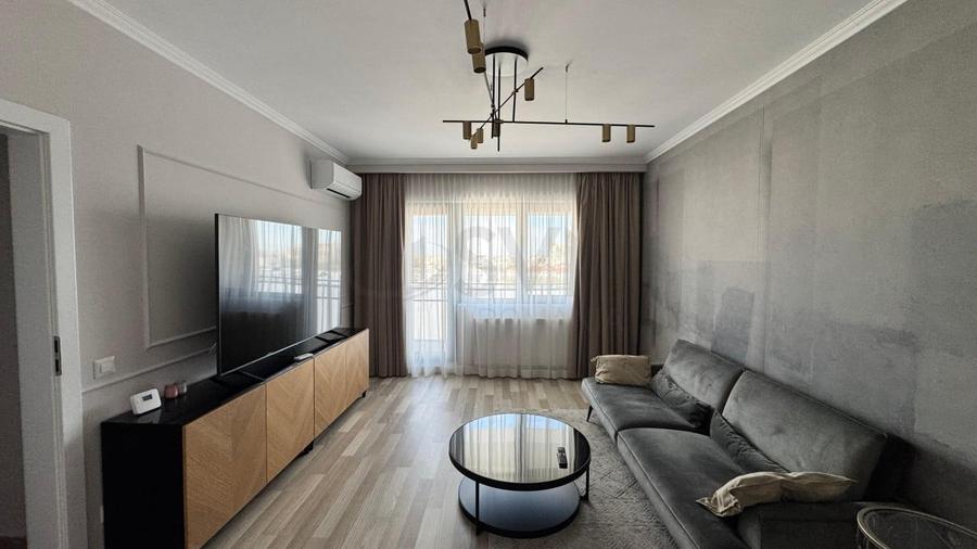 Apartament cu 4 camere decomandat, mobilat în Tineretului