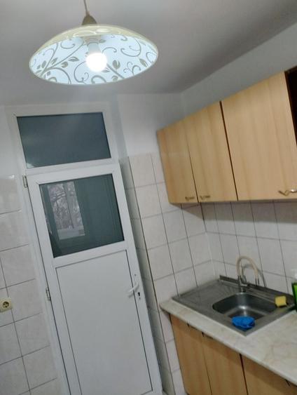 Apartament cu 3 camere semidecomandat în Rahova