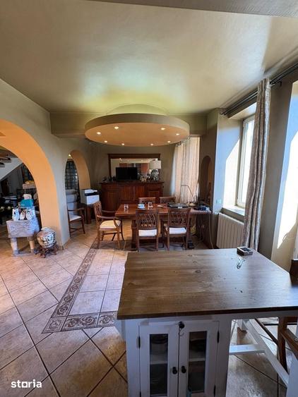 Casă cu 6 camere cu Teren 390 Mp în Tei