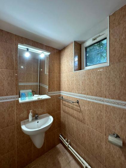 Casă individuală cu 14 camere cu Garaj în Central
