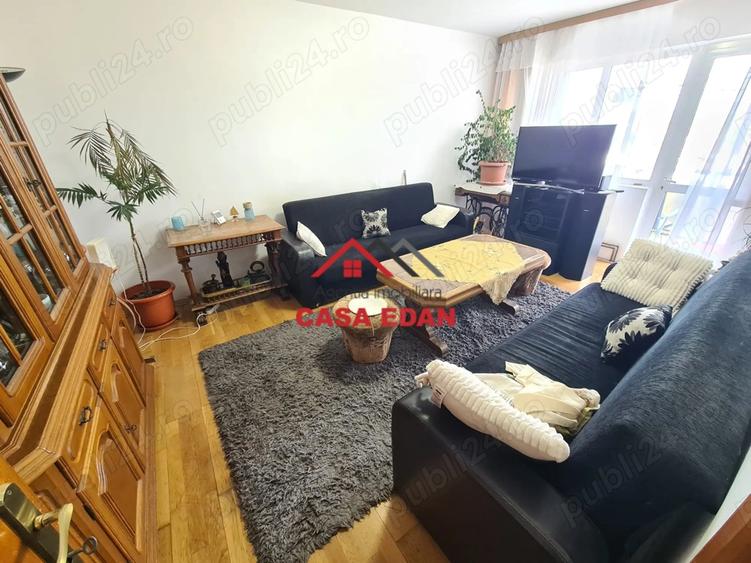 Casă cu 3 camere decomandat în Central