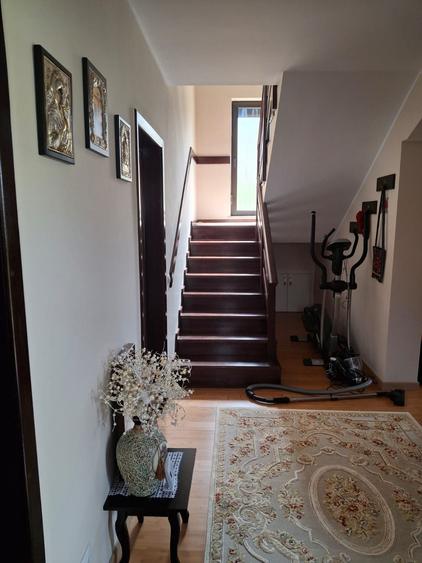 Casă individuală cu 5 camere cu Teren 1800 Mp în Central