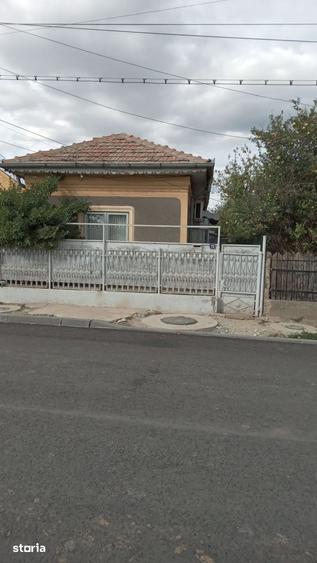 Casă cu 4 camere cu Teren 458 Mp în Central