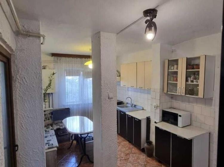 Apartament cu 3 camere decomandat, mobilat în Lăpuș Argeș