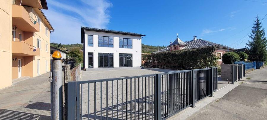 Spatiu comercial de inchiriat in orasul Nasaud - Cladire noua - Parcare privata