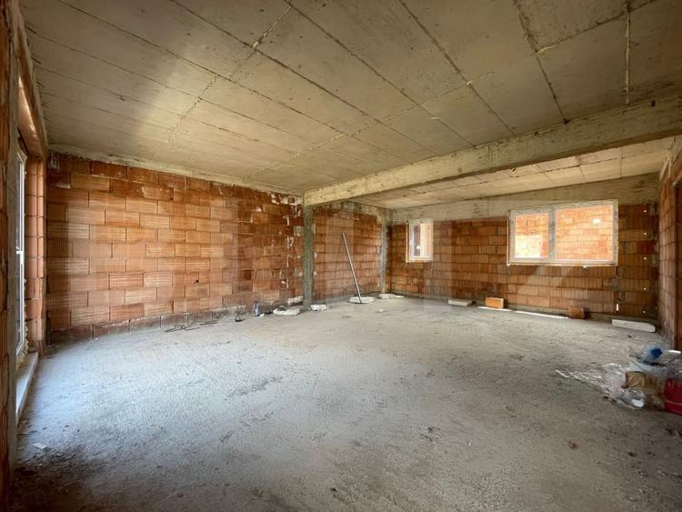 Duplex cu 5 camere cu Canalizare în Dâmbul Rotund