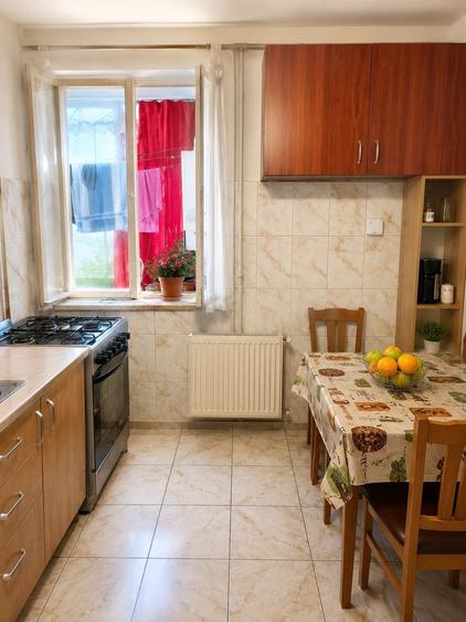 Apartament cu 3 camere decomandat în Cornișa