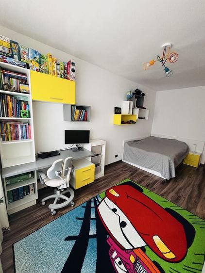 Apartament cu 4 camere decomandat în Tractorul