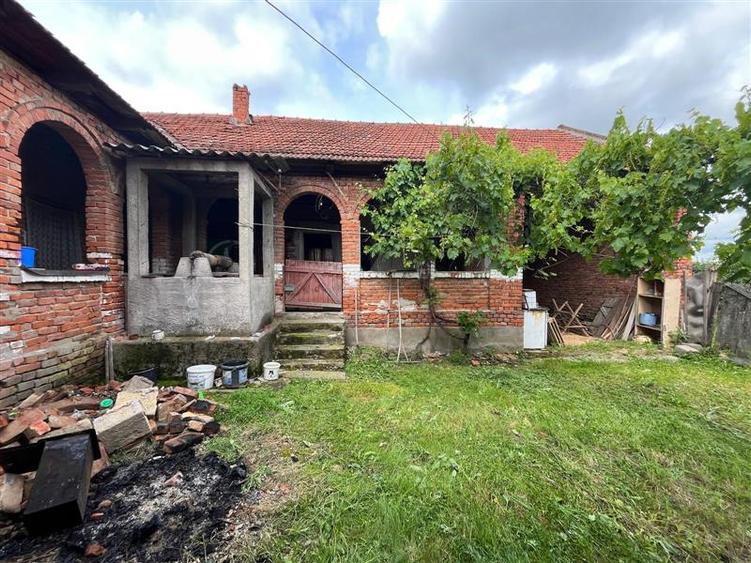 Casă individuală cu 3 camere cu Teren 1699 Mp în Honorici
