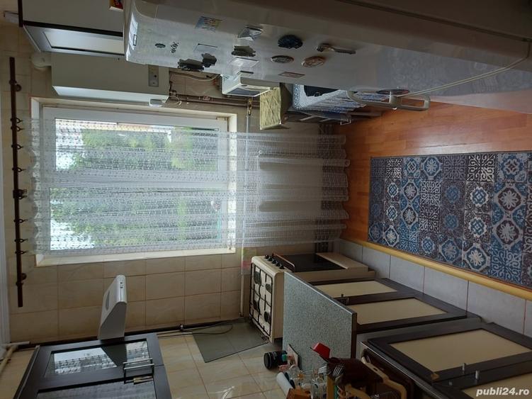 Apartament cu 3 camere semidecomandat în Câmpina