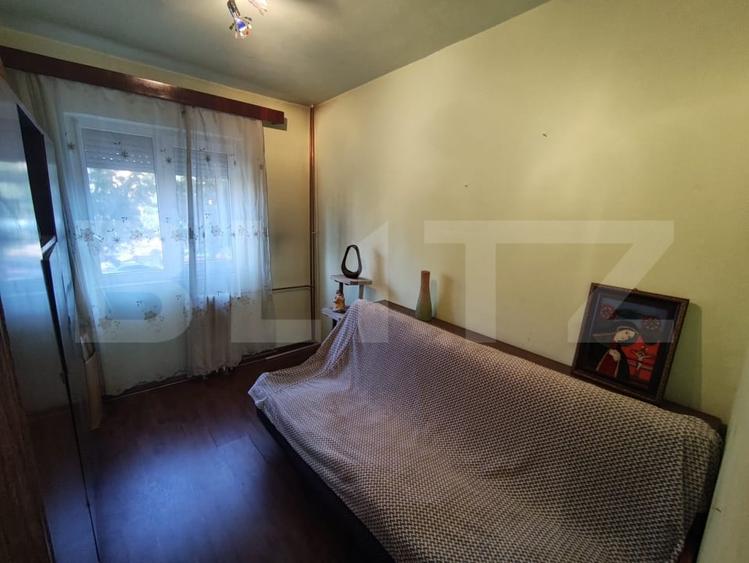 Apartament cu 3 camere semidecomandat, mobilat în Nufărul