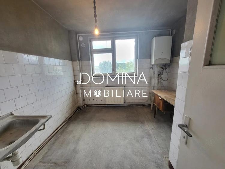 Apartament cu 3 camere semidecomandat în 1 Mai