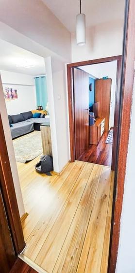 Apartament cu 3 camere semidecomandat, mobilat în P-ța Unirii