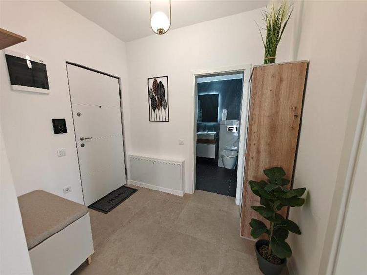 Apartament cu 3 camere decomandat, mobilat în Tractorul