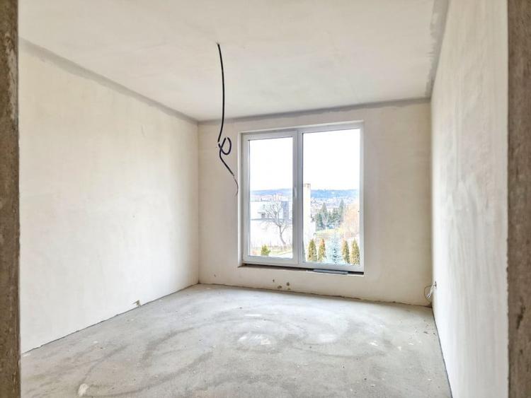 Duplex cu 4 camere cu Canalizare în Central