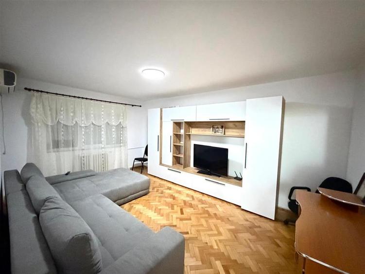 Apartament cu 3 camere decomandat în Nufărul