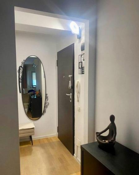 Apartament cu 3 camere semidecomandat, mobilat în Băneasa