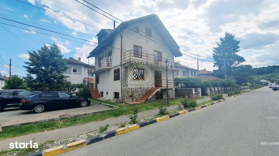 Casă cu 9 camere cu Teren 96 Mp în Central