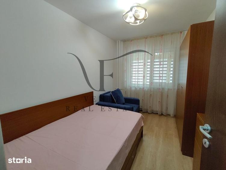 Apartament cu 3 camere semidecomandat în Centrul Civic