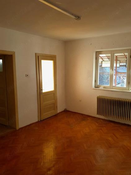Casă cu 9 camere cu Teren 7500 Mp în Central