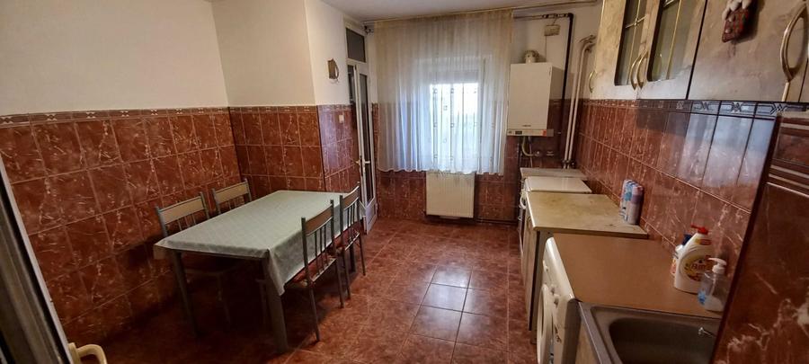 Apartament cu 2 camere decomandat în Tractorul