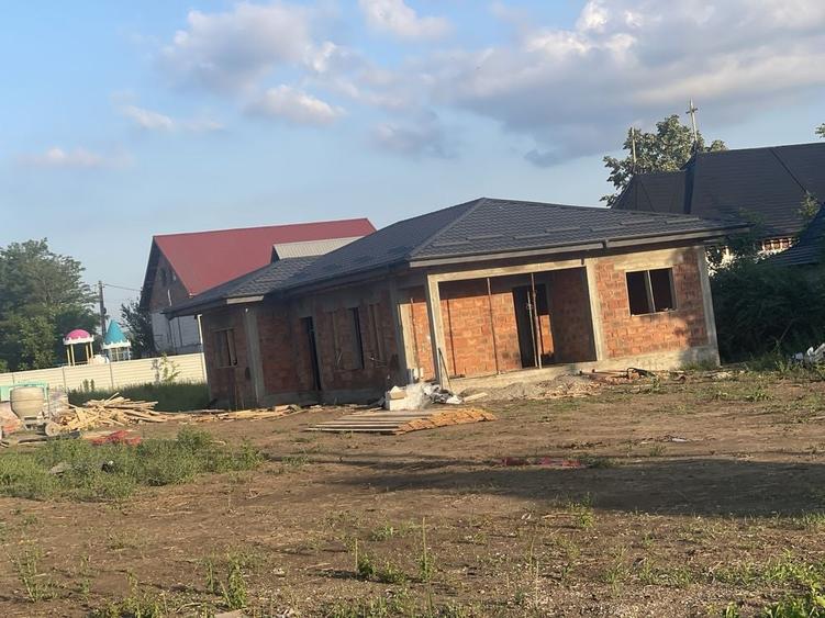 Casă cu 4 camere în Tomești