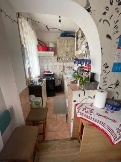 Apartament cu 3 camere semidecomandat, mobilat în Valea Rosie