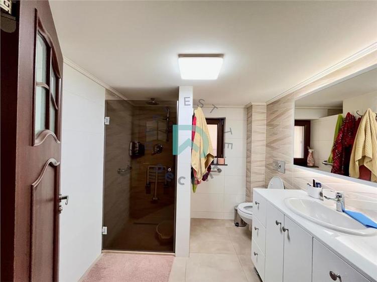 Casă individuală cu 7 camere cu Canalizare în Lupeni