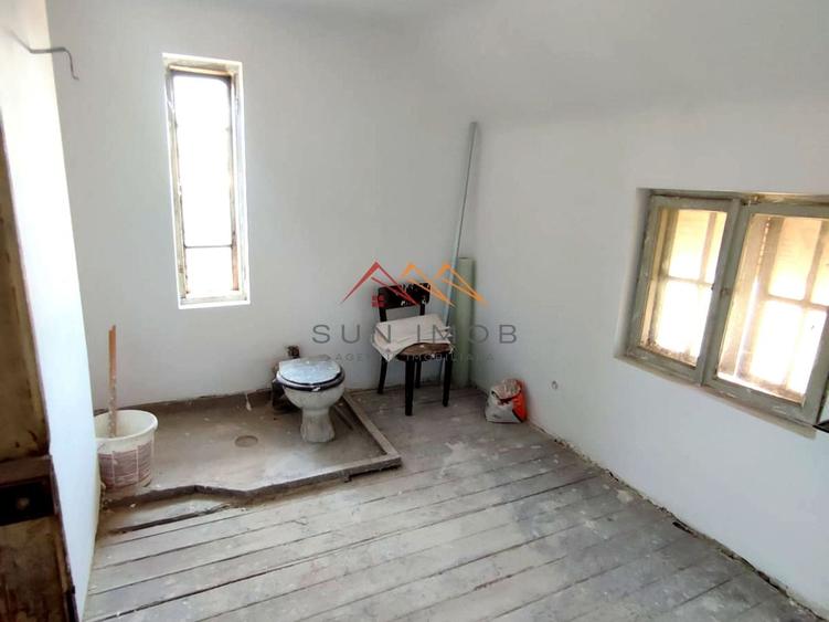 Casă individuală cu 10 camere cu Canalizare în Ultracentral