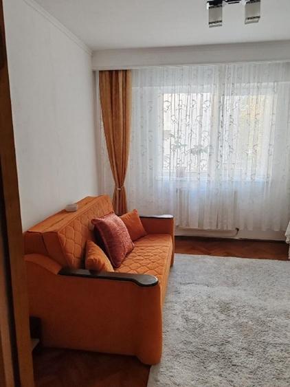Apartament cu 3 camere decomandat în Obor