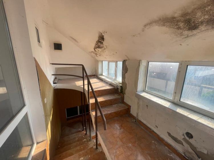 Casă cu 5 camere cu Teren 284 Mp în Central