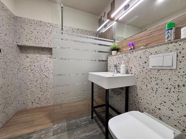 Apartament cu 3 camere decomandat în Palazu Mare