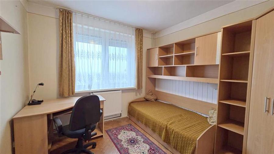 Apartament cu 3 camere semidecomandat în Girocului