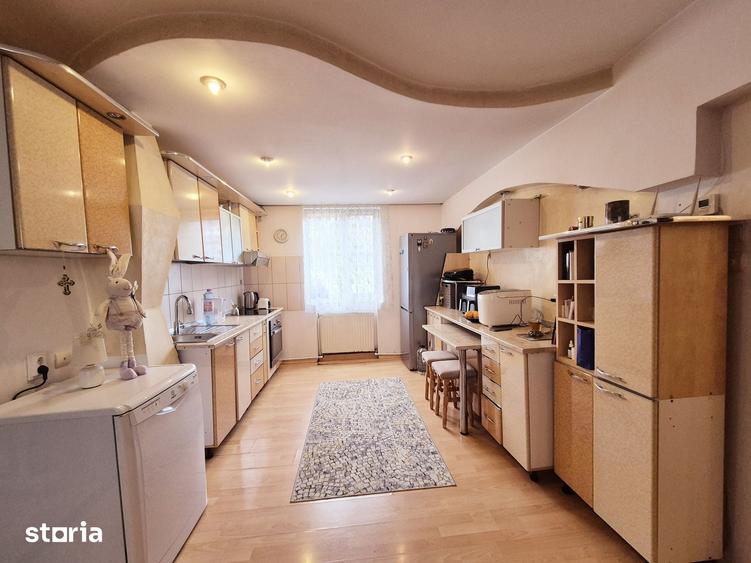 Apartament cu 4 camere semidecomandat în Precista