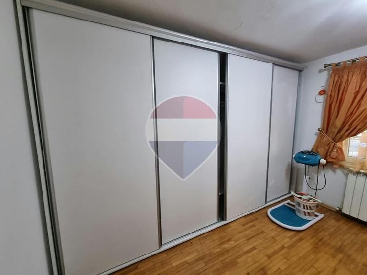 Apartament cu 3 camere semidecomandat în Gara de Est
