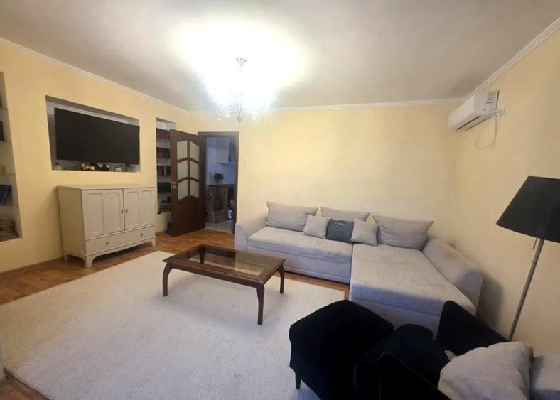 Apartament cu 3 camere decomandat în Titan