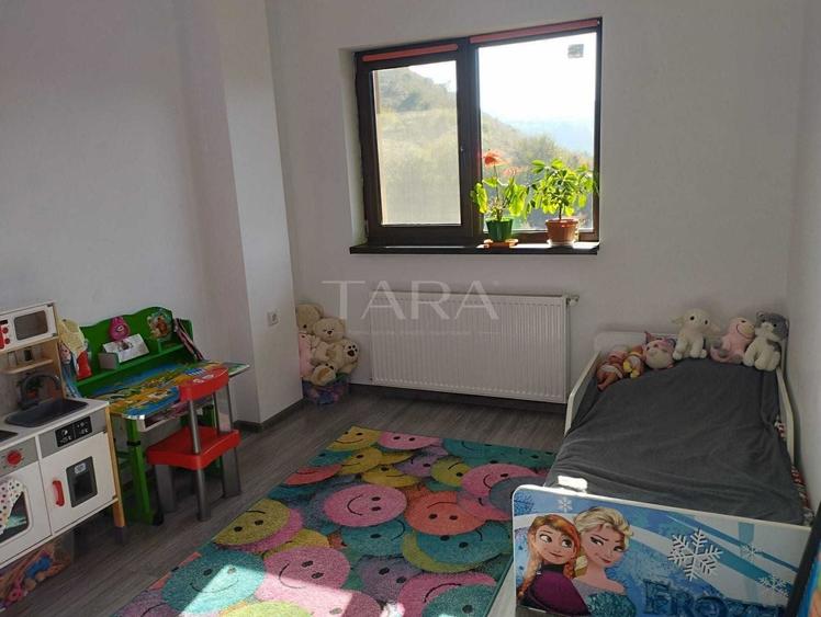 Apartament cu 4 camere semidecomandat, mobilat în Florești