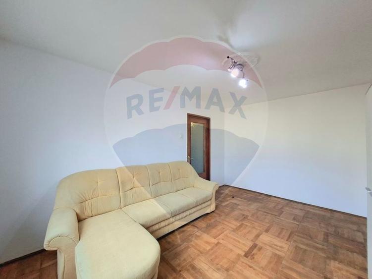 Apartament cu 3 camere semidecomandat în Romanilor