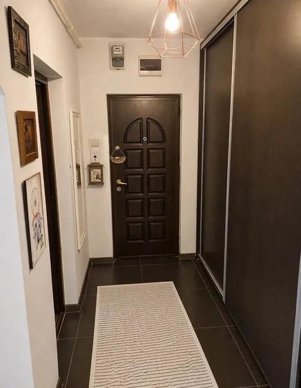 Apartament cu 3 camere decomandat, mobilat în Far