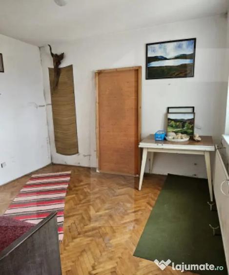 Apartament cu 3 camere decomandat în Spitalului