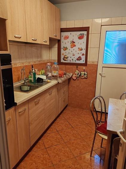 Apartament cu 3 camere semidecomandat în Satu Nou