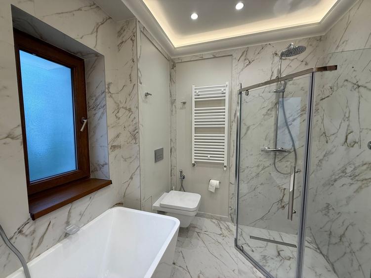 Apartament cu 3 camere semidecomandat, mobilat în Capitale