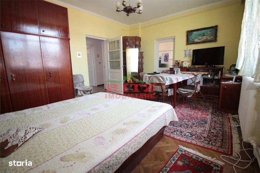 Apartament cu 4 camere decomandat în Orașul de Jos