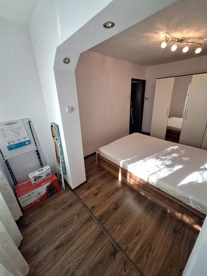 Apartament cu 3 camere semidecomandat în Dacia